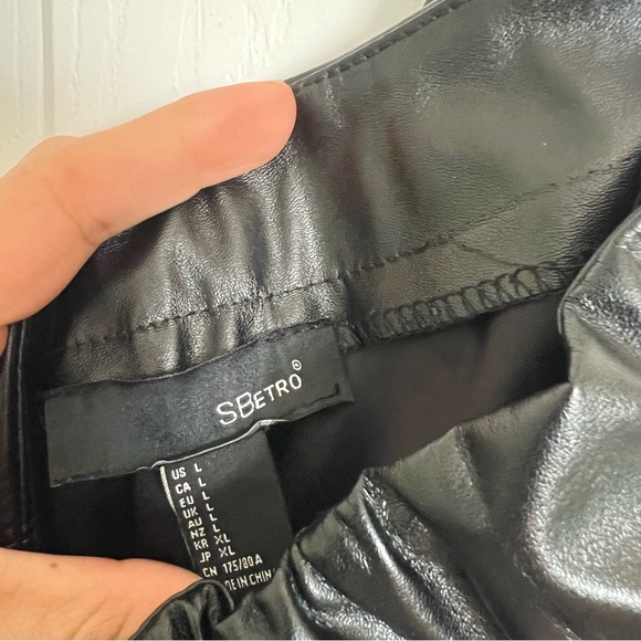 Suzanne Betro | Black Slit-Ankle Faux Leather Pants - Picture 5 of 7